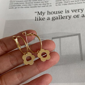Романтические маленькие полые подарки Золотые серьги с цветами для девочек Серьги-кольца из меди Модные украшения
